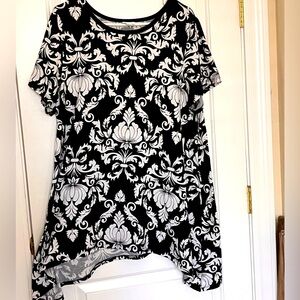 LuLaRoe Melissa Black and White T shirt tunic 2XL 22-24